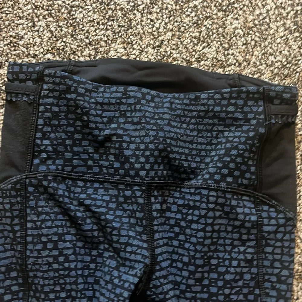 Lululemon Free Runner Crop (19")
Shatter Weave Desert Teal Alberta Lake Legging - Picture 8 of 10